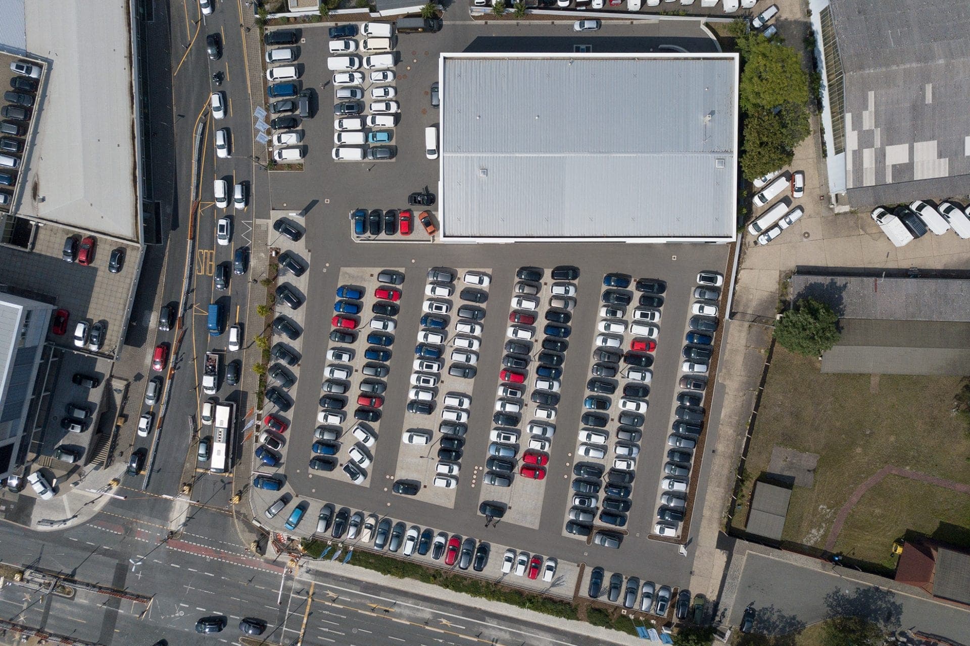 Vertical aerial view of the hall roof and the grid-like vehicle display in Fürth