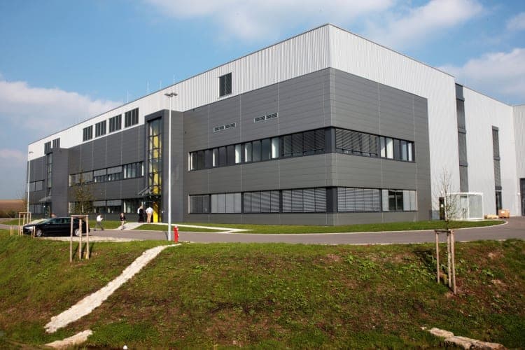 Büro- und Produktionsgebäude Bosch in Crailsheim, Ansicht mit Glaseingang und grauer Paneelfassade