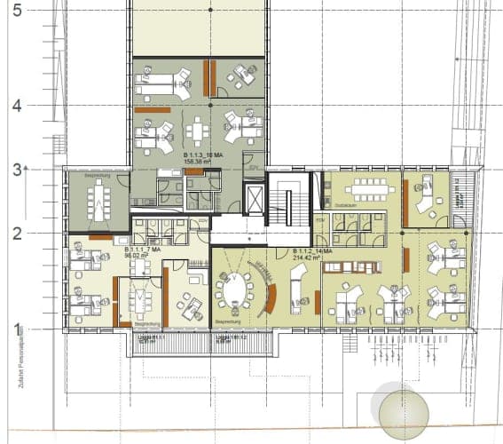 Floor plan of an office storey with furnished individual and group offices, meeting rooms and a central staircase