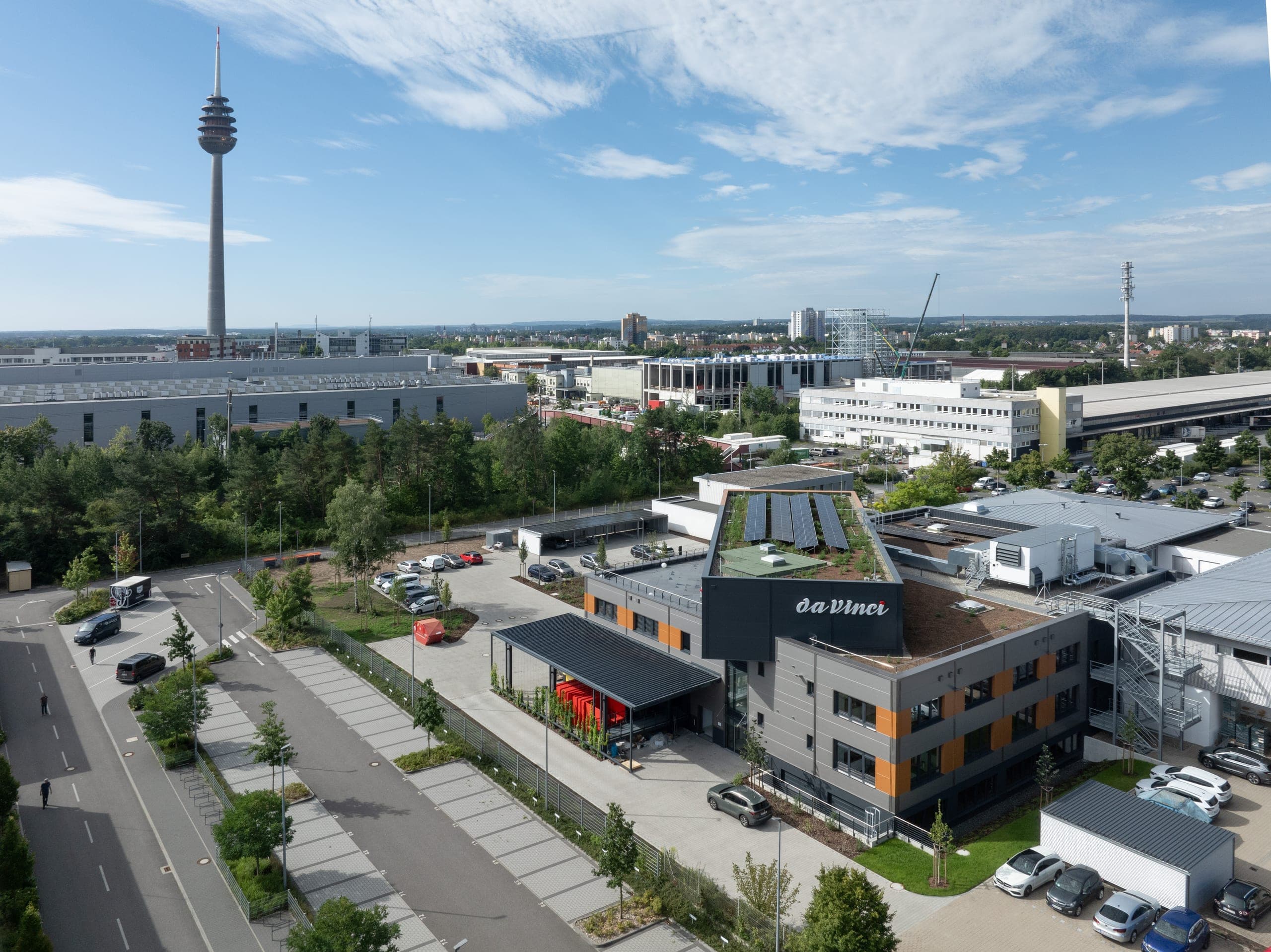 Luftbild über die Dachlandschaft des Gewerbegebiets in Richtung Nürnberger Fernmeldeturm