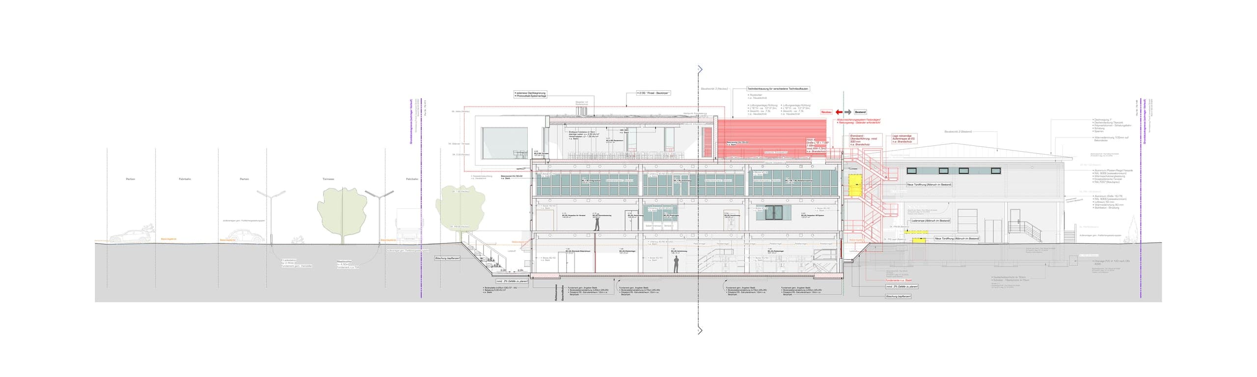 Gebäudeschnitt mit Geschossaufbau, Dachterrasse, Treppenhaus und Außenanlagen mit Bäumen