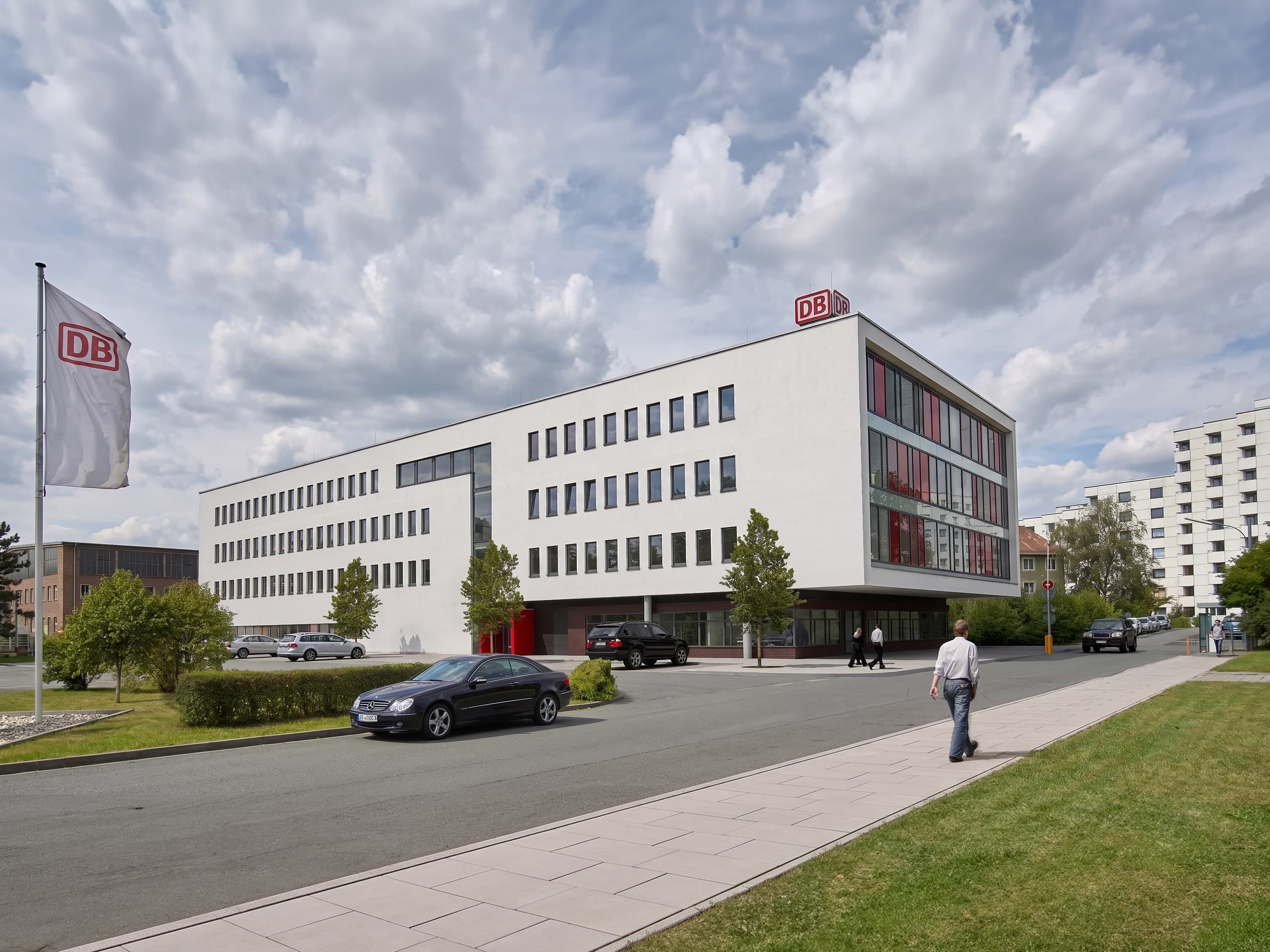 Zentralverwaltung DB in Nürnberg, Ansicht von der Straße mit weißer Lochfassade und rot verglaster Gebäudeecke