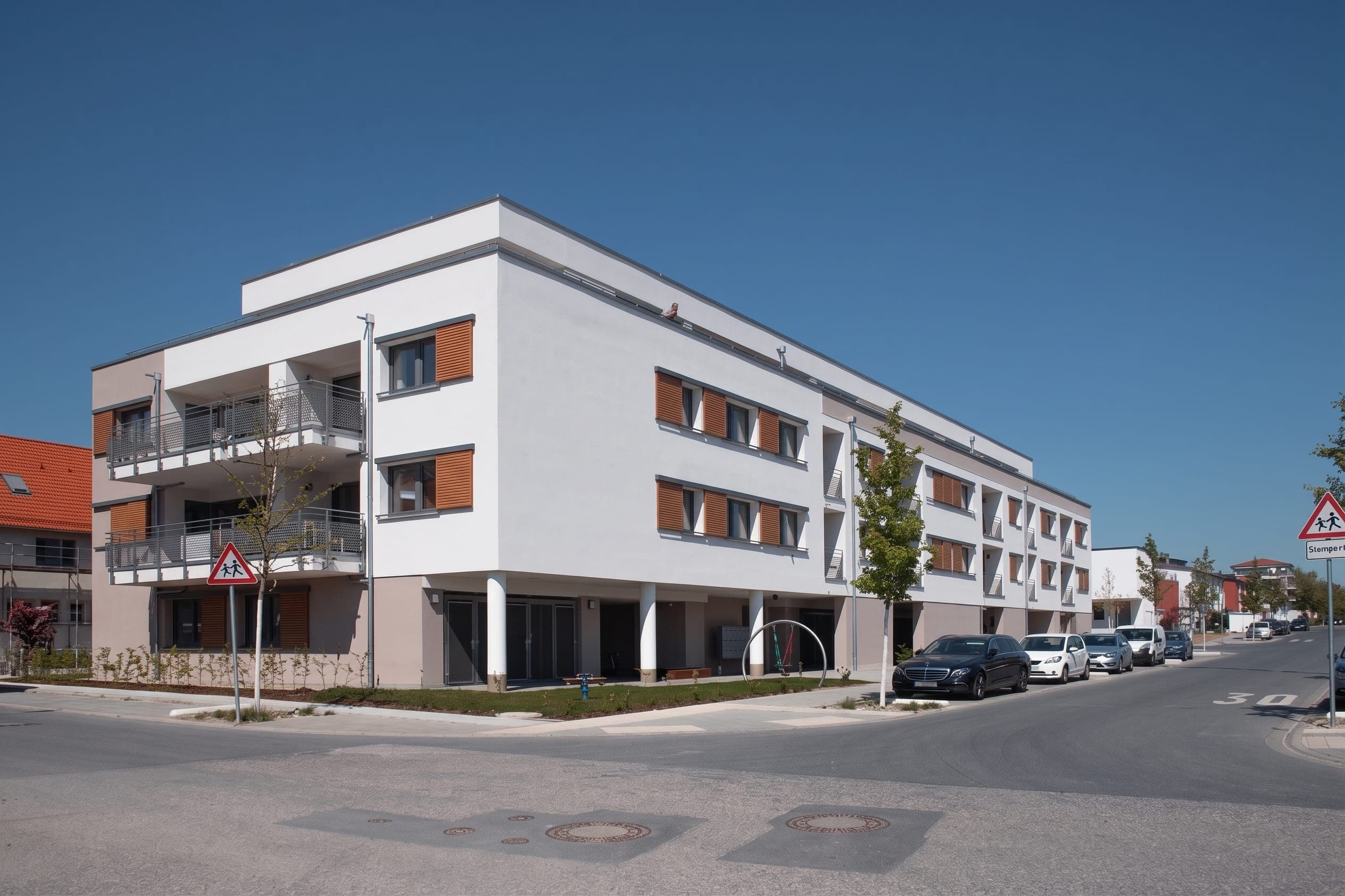 Herzo:home residential building in Herzogenaurach, view of the building corner from the crossroads