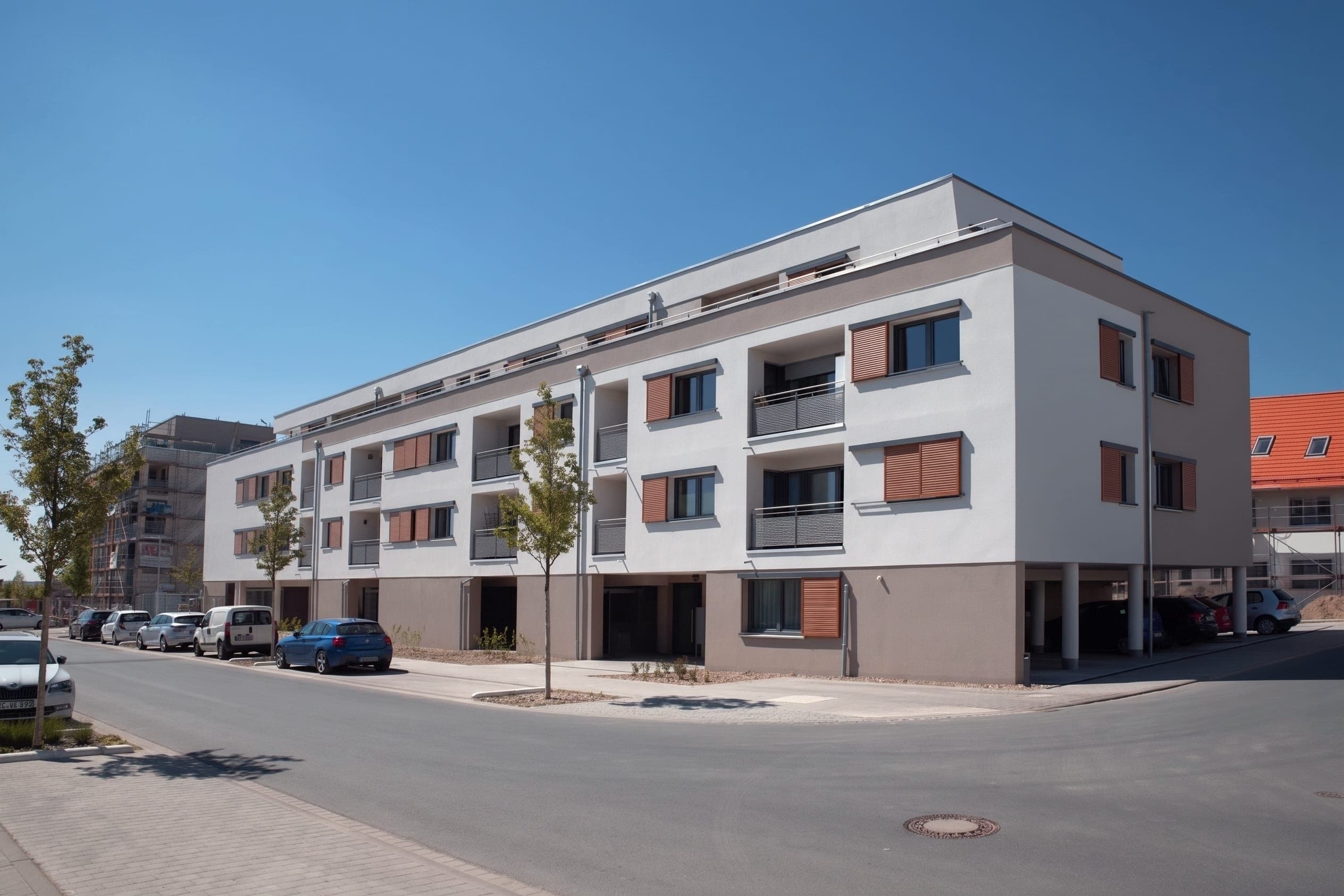 Elongated building with projections and recesses, loggias and a set-back top storey in Herzogenaurach