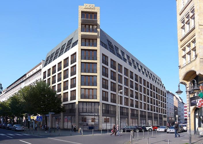Visualisierung des Eckgebäudes mit heller Fassade, Mansarddach und überhöhtem Eckturm an der Kaiserstraße