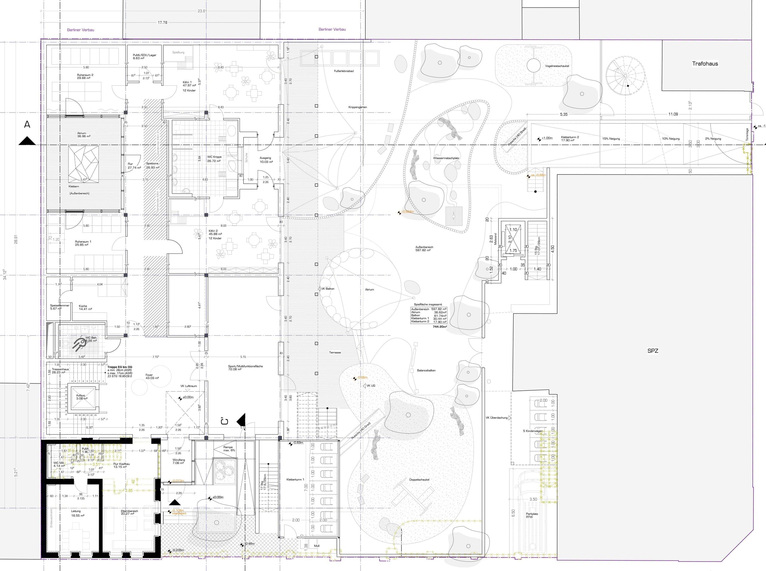 Ground-floor plan with group and rest rooms and an extensive outdoor play area in the courtyard