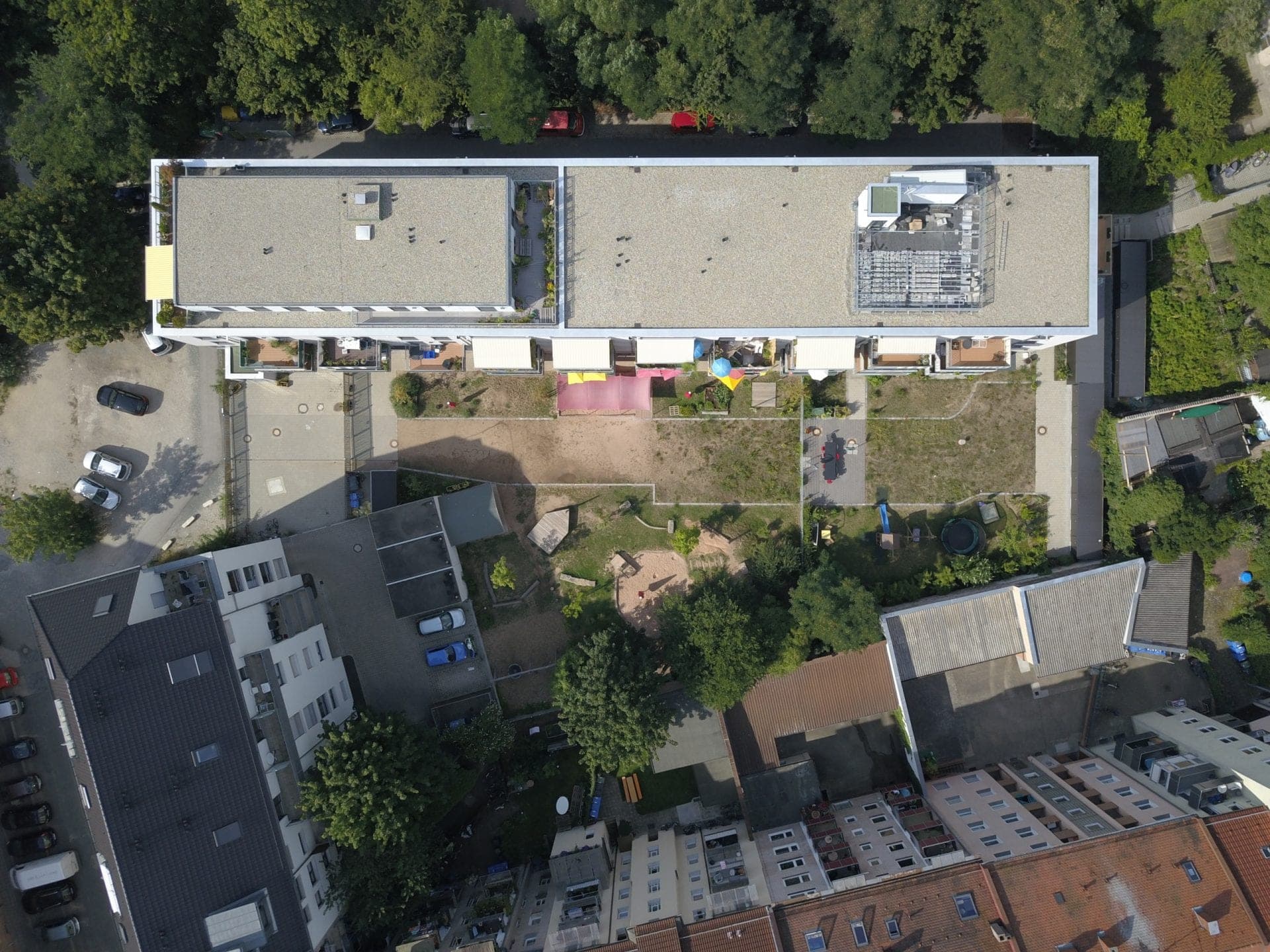 Luftbild senkrecht von oben auf Dachflächen, Balkone und gemeinsamen Gartenhof in der Nürnberger Blockbebauung