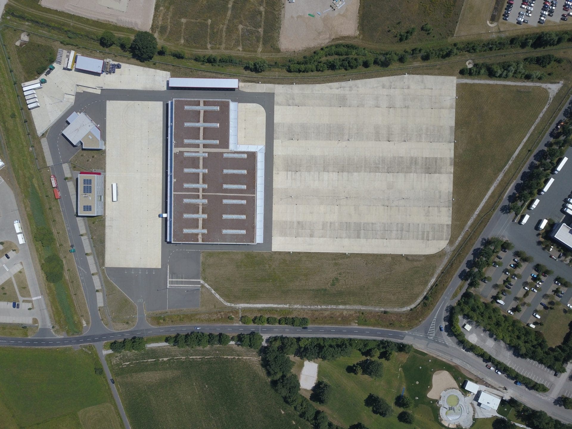 Bird's-eye view straight down onto the logistics hall, workshop building, office building and yards