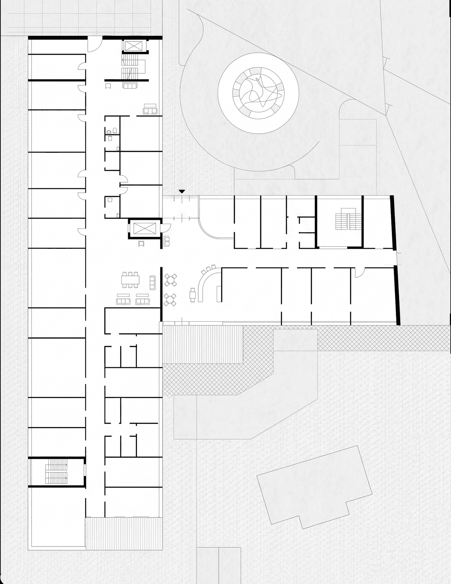 Ground-floor plan with foyer, counter, rows of rooms and the paved circular forecourt