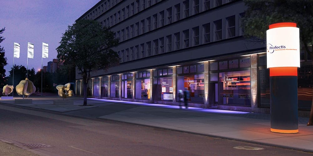 Customer service centre for Profectis in Berlin, night visualisation of the lit ground floor with a sign pylon