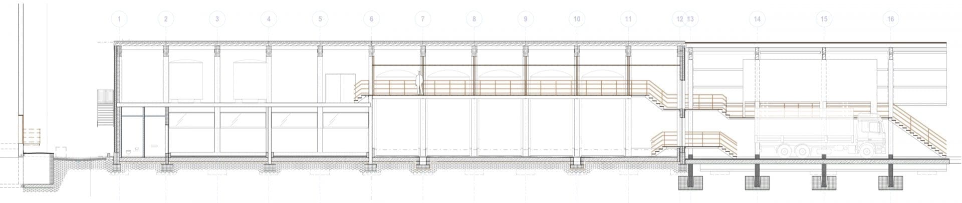 Längsschnitt der Halle mit Galerie, Treppen und Andockbereich für Lkw am rechten Ende