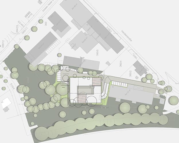 Lageplan des Bürogebäudes mit umgebender Grünfläche, Baumbestand und benachbarter Gewerbebebauung