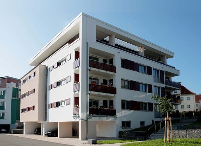 Residential building in the Wohnpark am Kohlenweg in Ilmenau, corner view with balconies and dark red shutters
