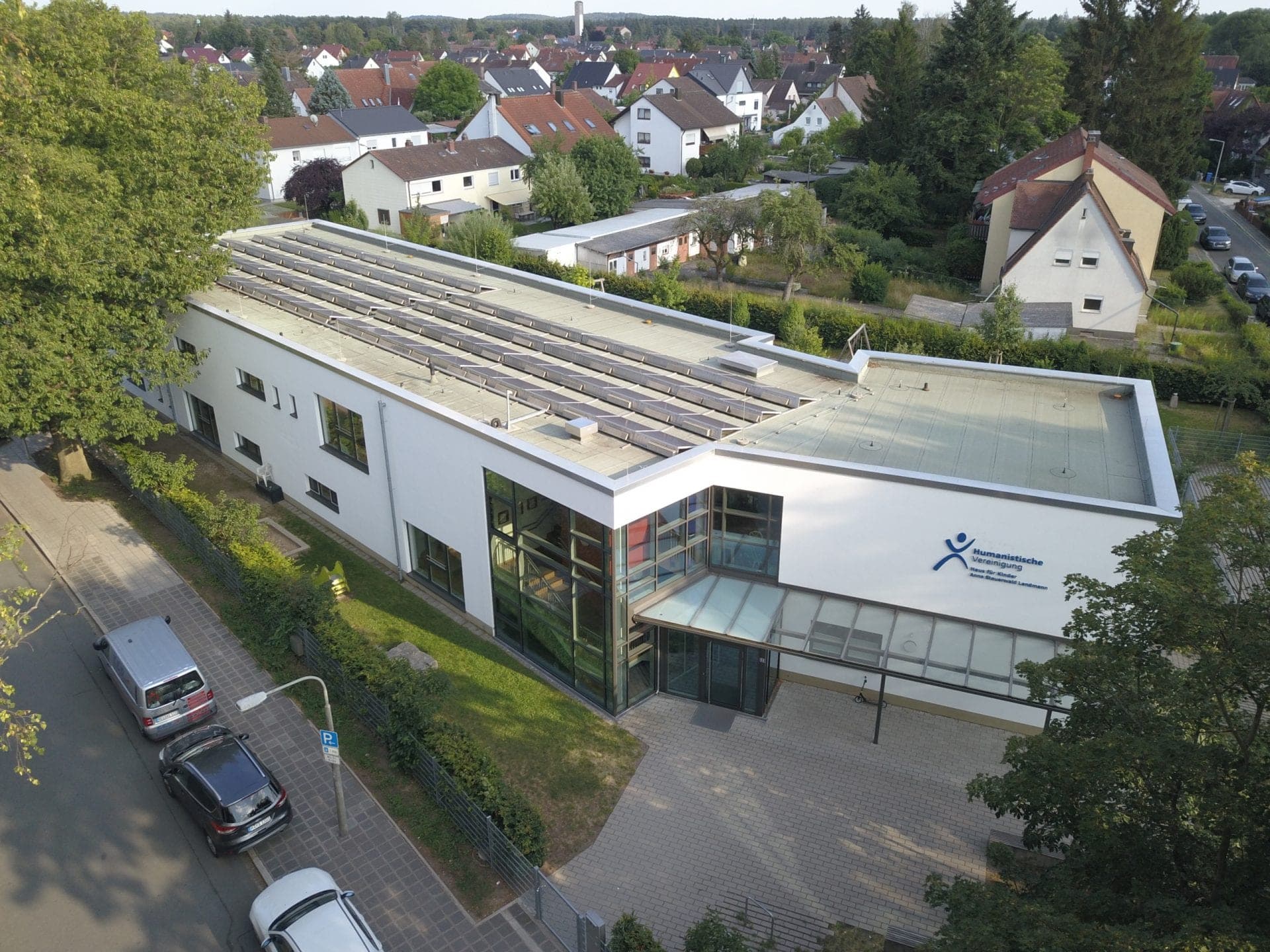 Day-care centre Humanist Children's House in Nuremberg, aerial view of the entrance area and photovoltaic roof