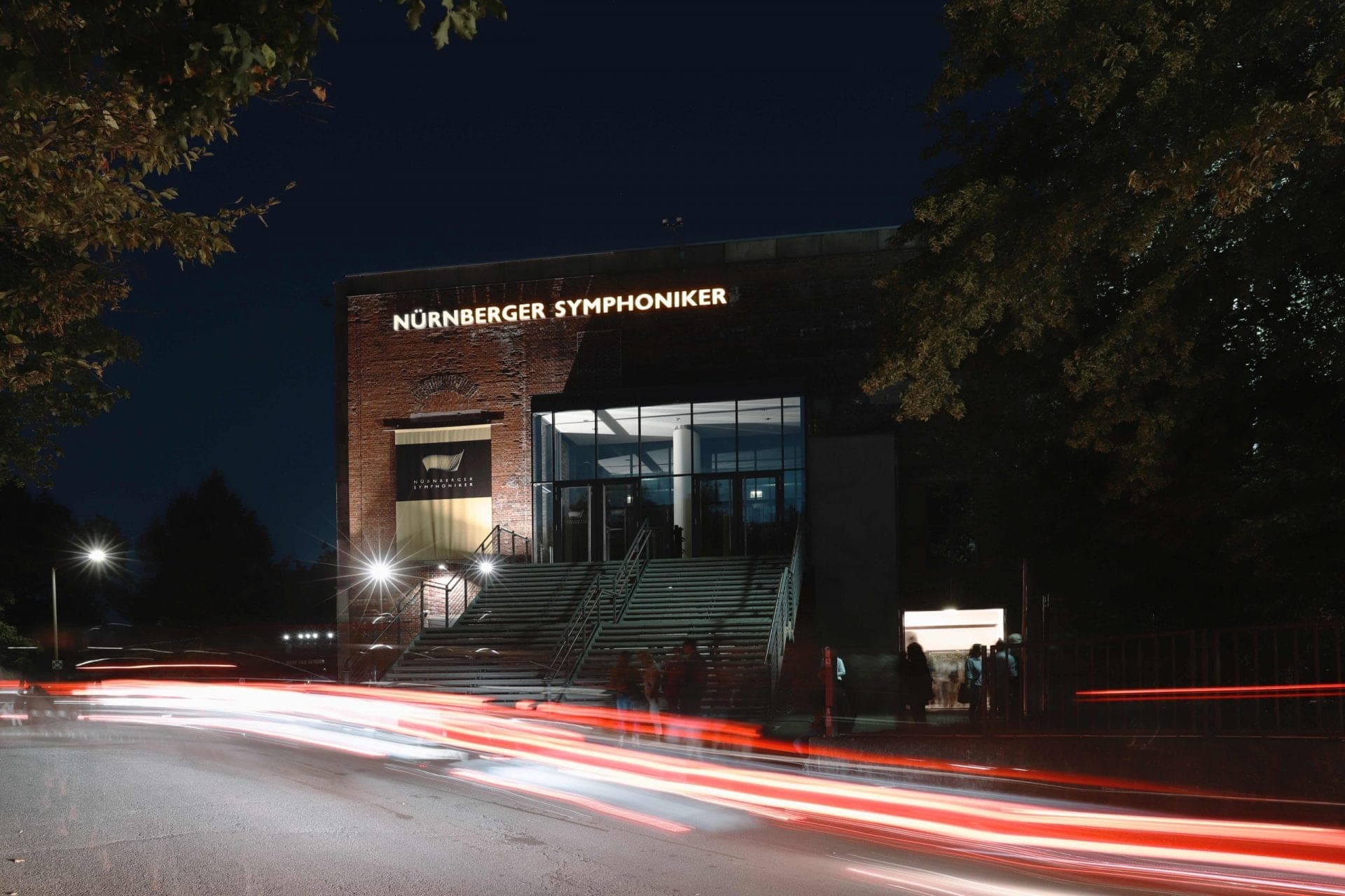 Concert hall for the Nürnberger Symphoniker in the Kongresshalle, entrance with open staircase at night