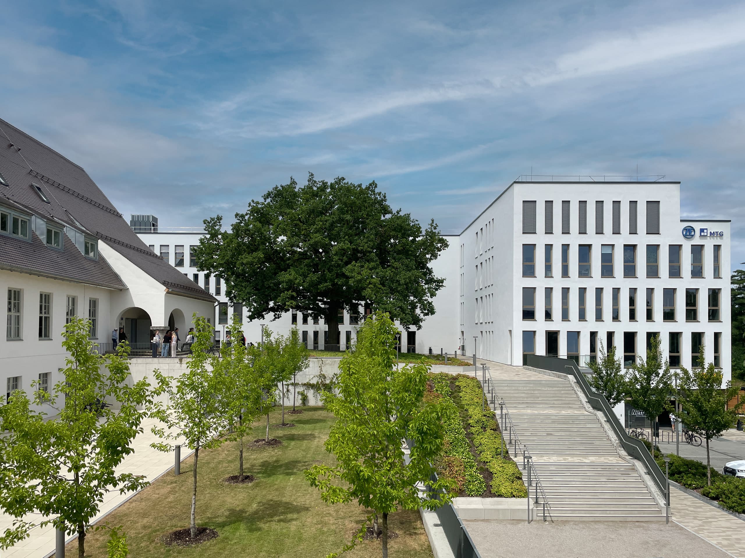 Visualisation of the renovated historic building with a new office wing and a green roof.